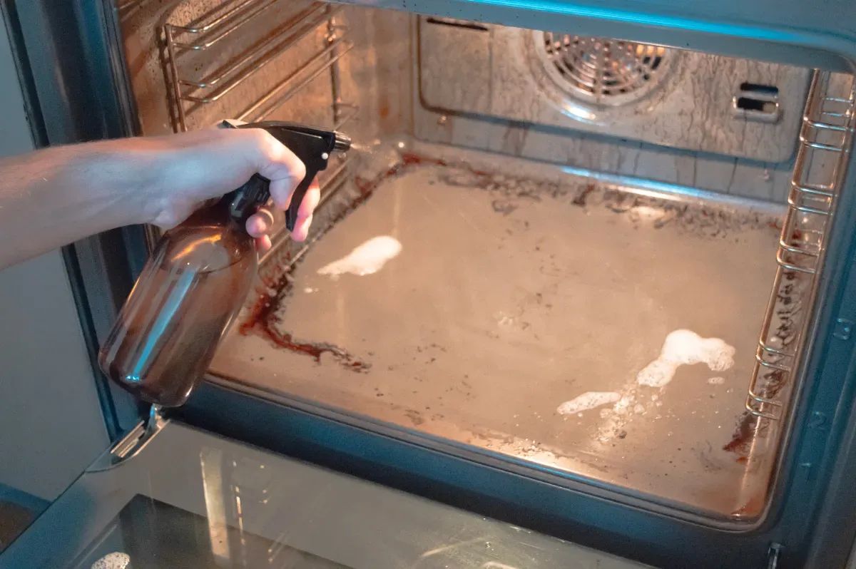 Effektive Reinigung von fettverschmutzten Backblechen